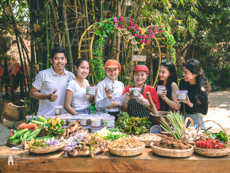 មកសៀមរាបចង់ញ៉ាំ ម្ហូបខ្មែរឆ្ងាញ់ និងល្បីដូចជាបុកមាន់ និងបុកកន្ទុយហេស អាហារដ្ឋាន បុកមាន់សៀមរាប ជាជម្រើសដ៏សាកសមបំផុត