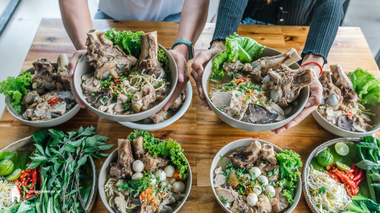 ធ្លាប់ញ៊ាំអត់! គុយទាវស្មងជ្រូក??? តម្លៃ ១ចាន ១៥០០០៛ ទៅ២០០០០៛ ញ៊ាំអស់មួយចានធានាថាឆ្អែតល្មម?!