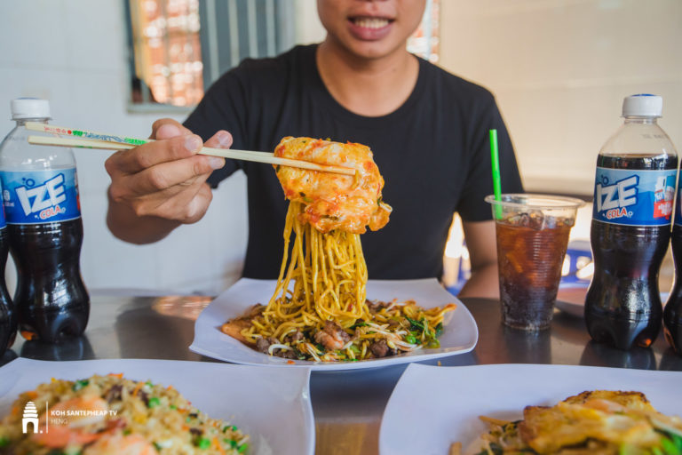 ហាង មីឆា ល្បីមួយកន្លែងនៅទួលទំពូង លក់ជាង១៦ឆ្នាំហើយ ម៉ូយវិញរាប់ភ្លេច ក៏ព្រោះតែរសជាតិ និងតម្លៃ