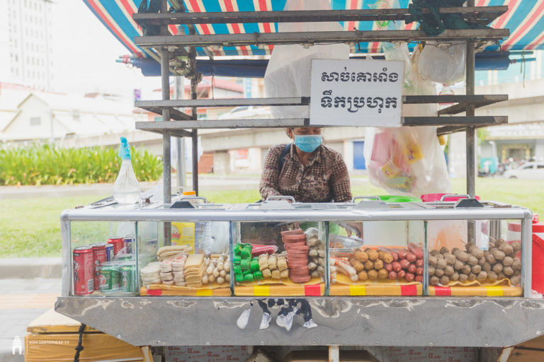 ជួយទិញគឺដូចជួយគាត់ចឹងដែរ! អ៊ុំស្រី ជឹម ស៊ីម អតីតស្រ្ដីចូលនិវត្តន៍ កំពុងជួបការលំបាកខ្លាំង