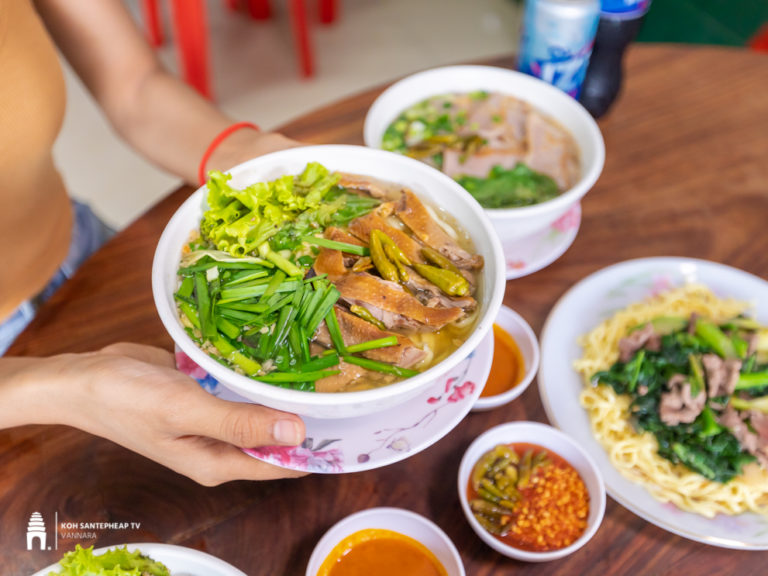 លឺឈ្មោះ មីគាវបីល្វែង អ្នកទីរួមខេត្តបាត់ដំបងច្បាស់ជាស្គាល់ លក់តាំងពីឆ្នាំ 1983 ល្បីរសជាតិឆ្ងាញ់